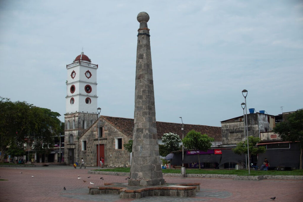 Obelisco Plaza Mutis-Iglesia San sebastian al fondo