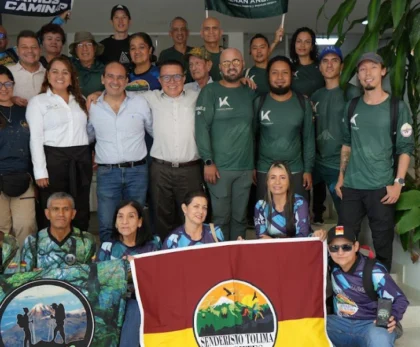 Foto representativa de algunos asistentes a la ordenanza de senderismo
