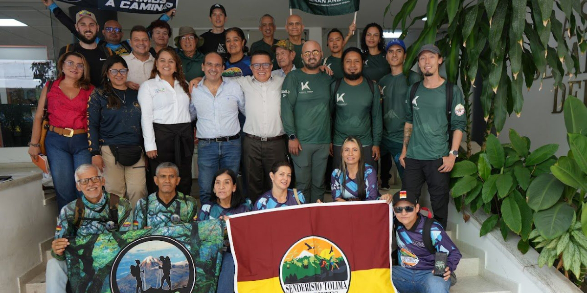 Foto representativa de algunos asistentes a la ordenanza de senderismo
